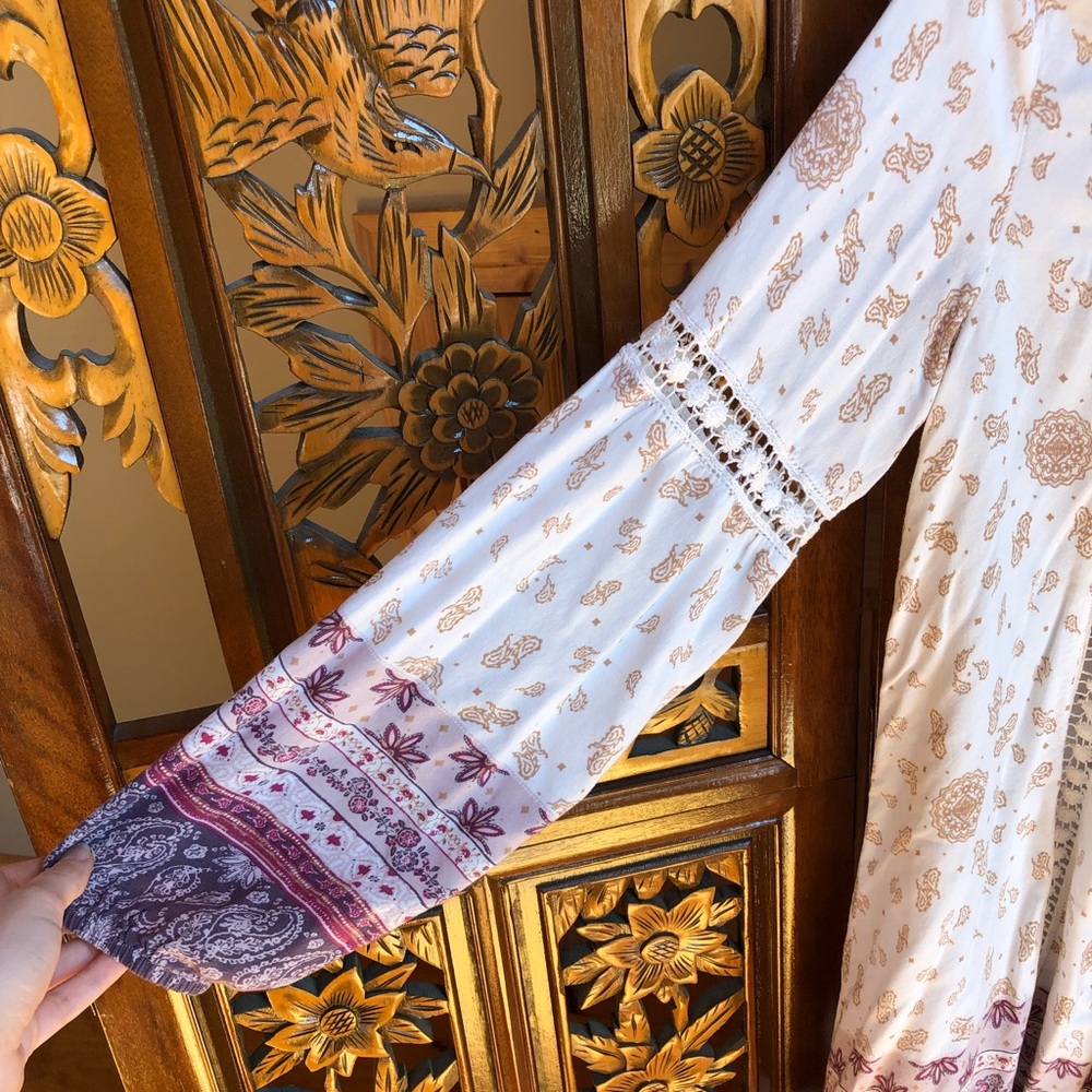 En Creme Paisley Rayon V-Neck Long Sleeve Tunic - Picture 3 of 9